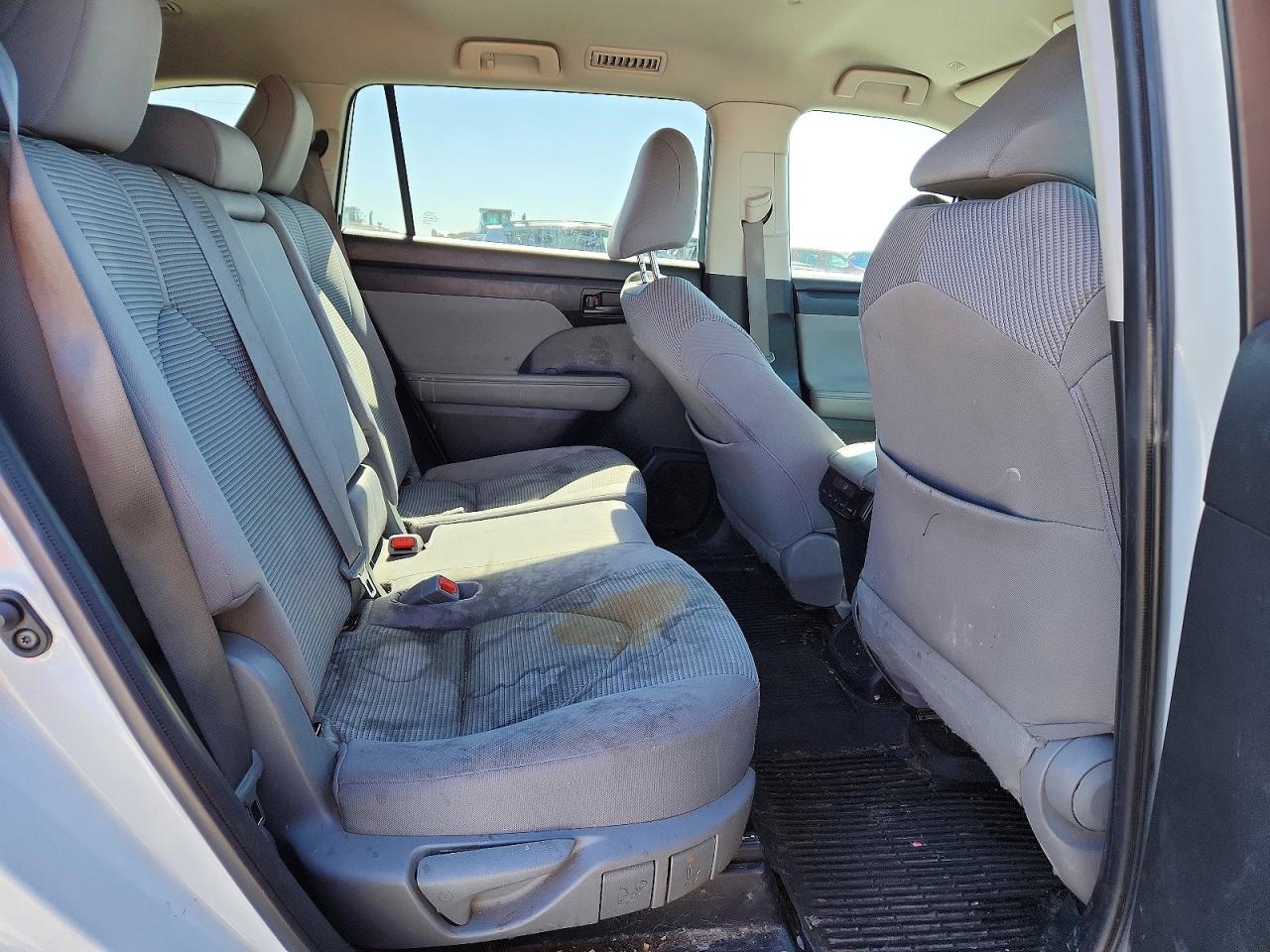 2022 TOYOTA HIGHLANDER LE photo 21