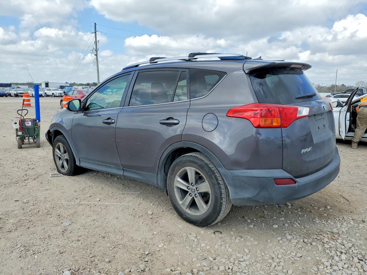 2015 TOYOTA RAV4 XLE photo 2