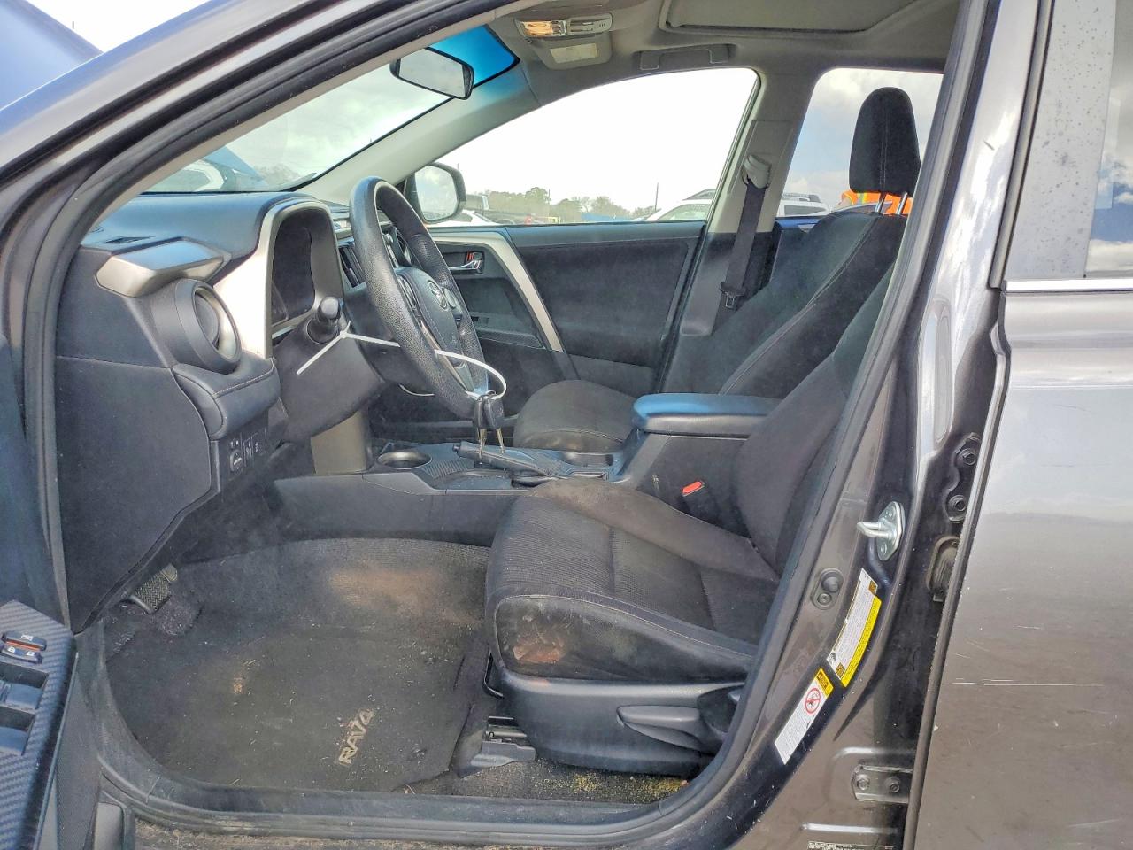 2015 TOYOTA RAV4 XLE photo 7