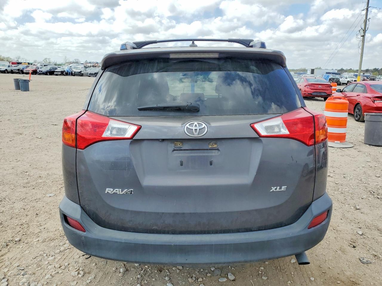 2015 TOYOTA RAV4 XLE photo 6