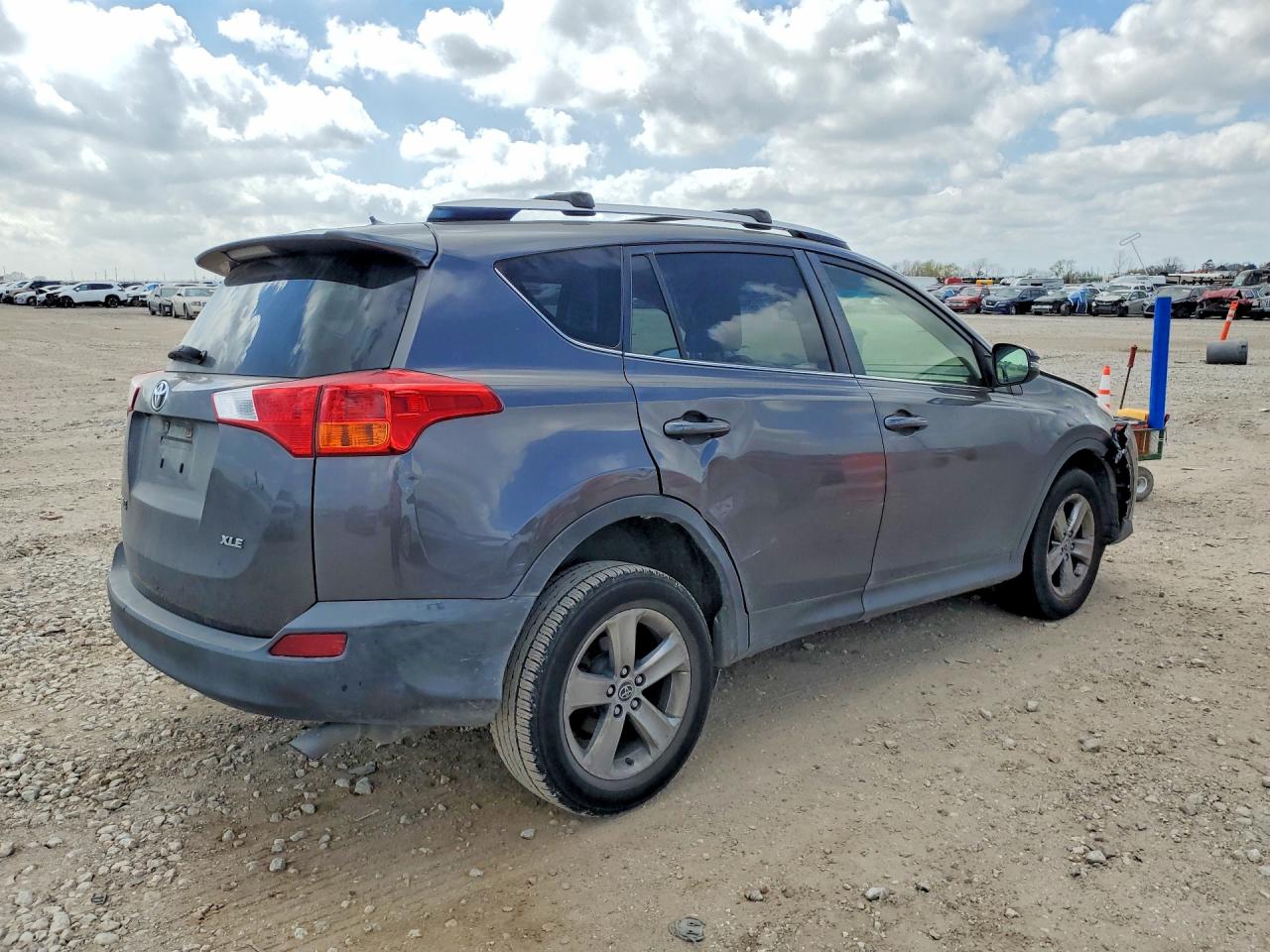 2015 TOYOTA RAV4 XLE photo 3