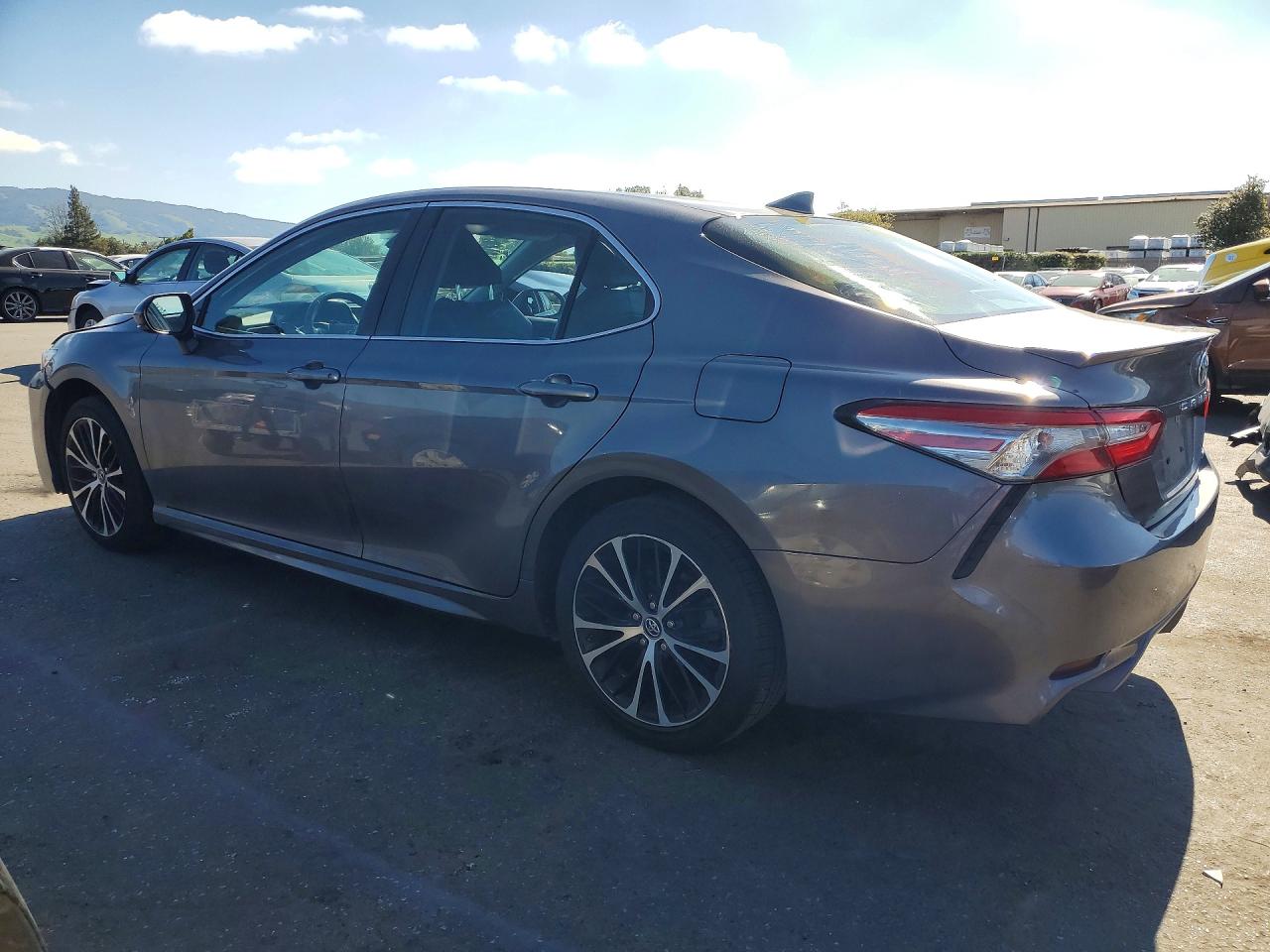 2019 TOYOTA CAMRY SE photo 4