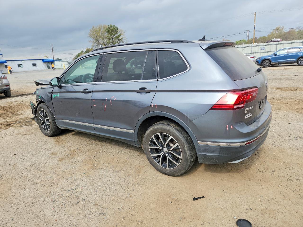 2021 VOLKSWAGEN TIGUAN SE photo 4