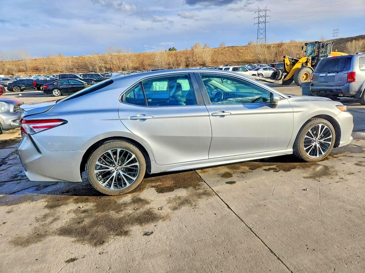 2020 TOYOTA CAMRY SE photo 3
