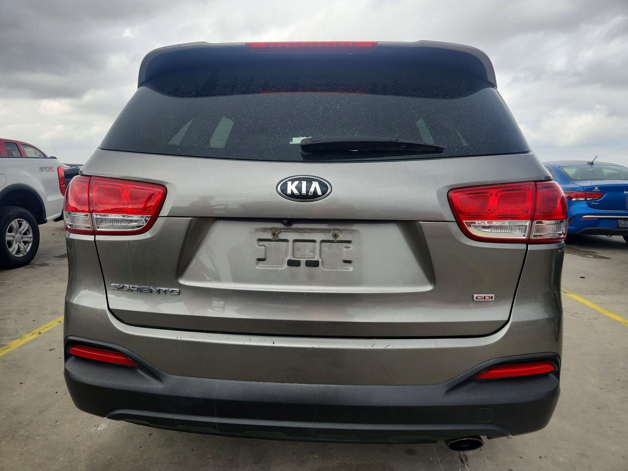 2016 KIA SORENTO LX photo 6