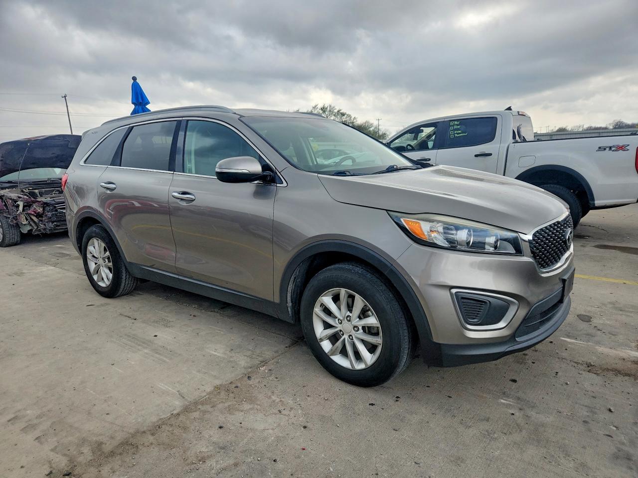 2016 KIA SORENTO LX photo 4