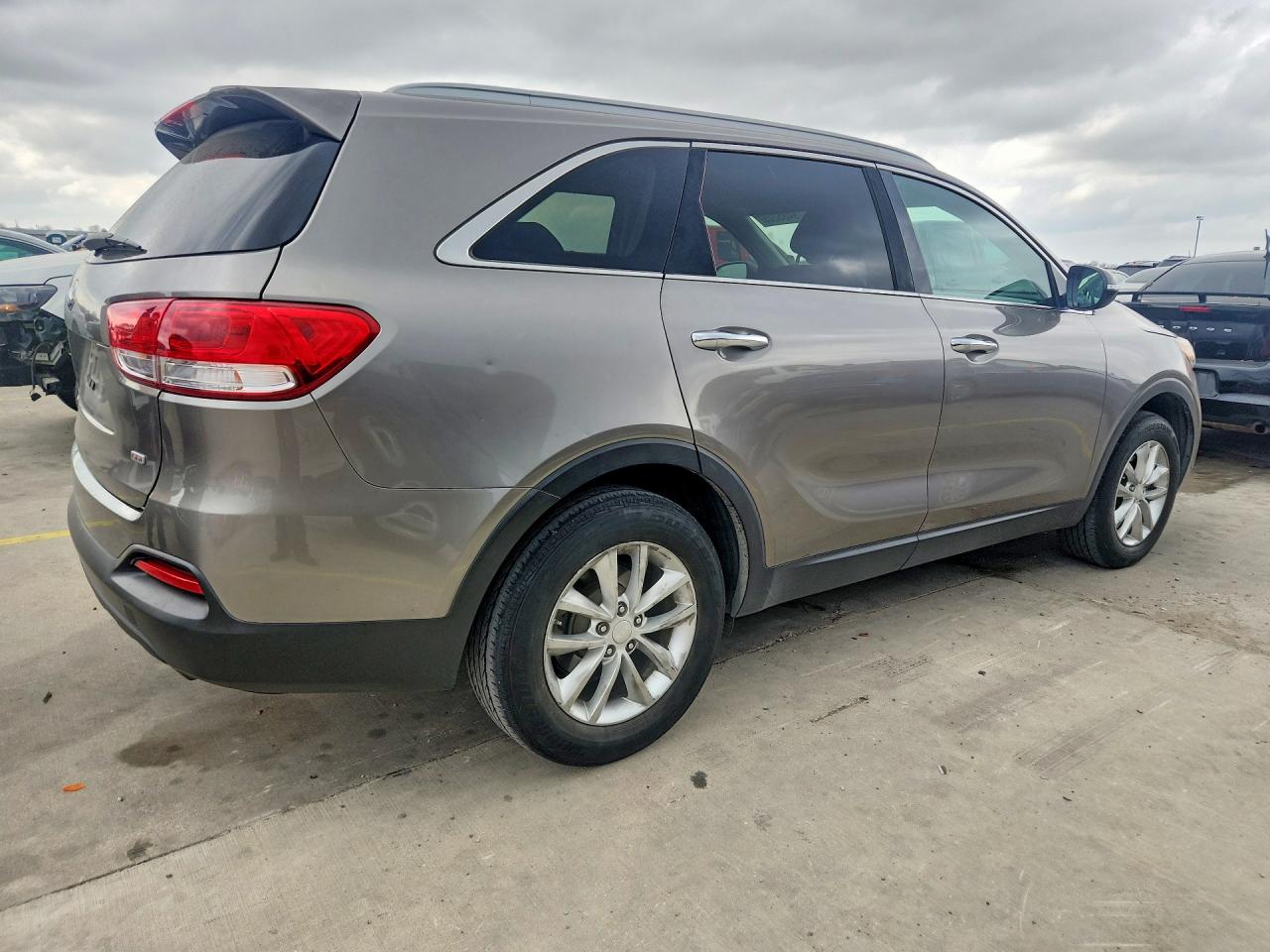 2016 KIA SORENTO LX photo 3