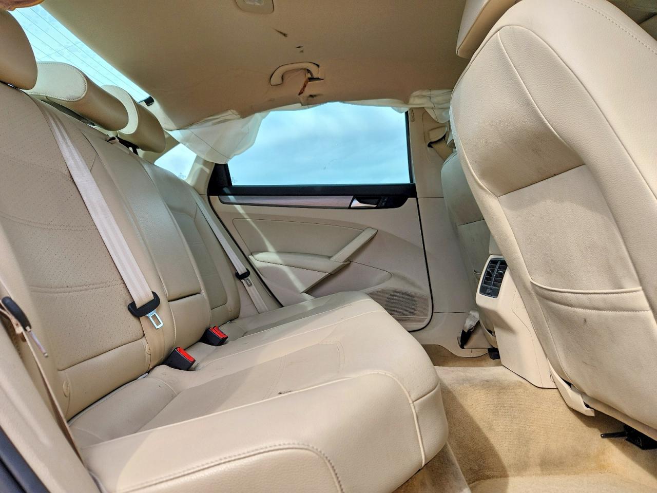 2014 VOLKSWAGEN PASSAT SE photo 28