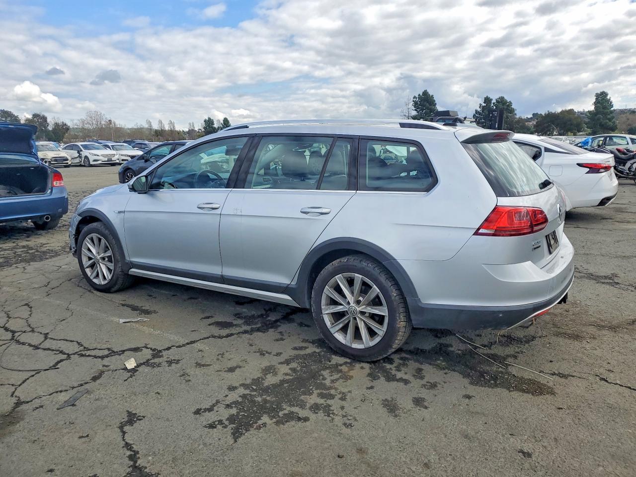 2017 VOLKSWAGEN GOLF ALLTRACK S photo 2