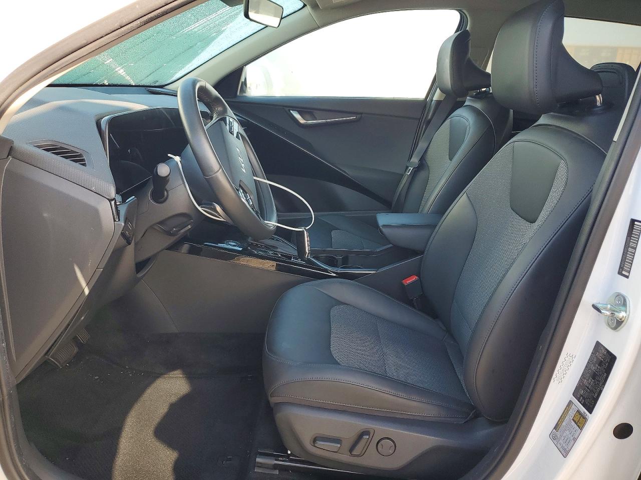 2024 KIA NIRO EX photo 19