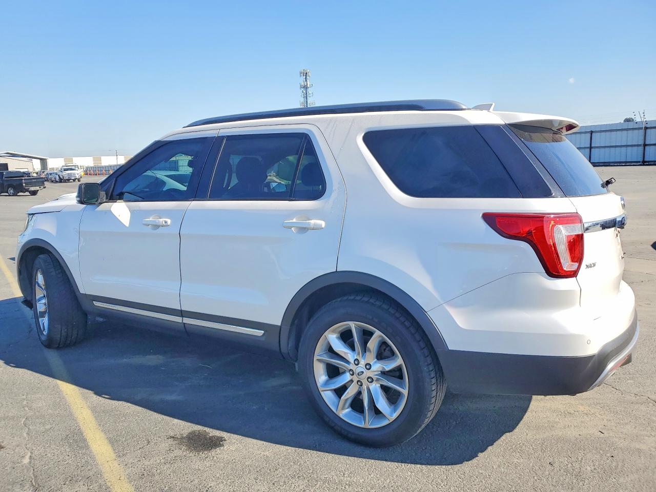 2016 FORD EXPLORER XLT photo 4