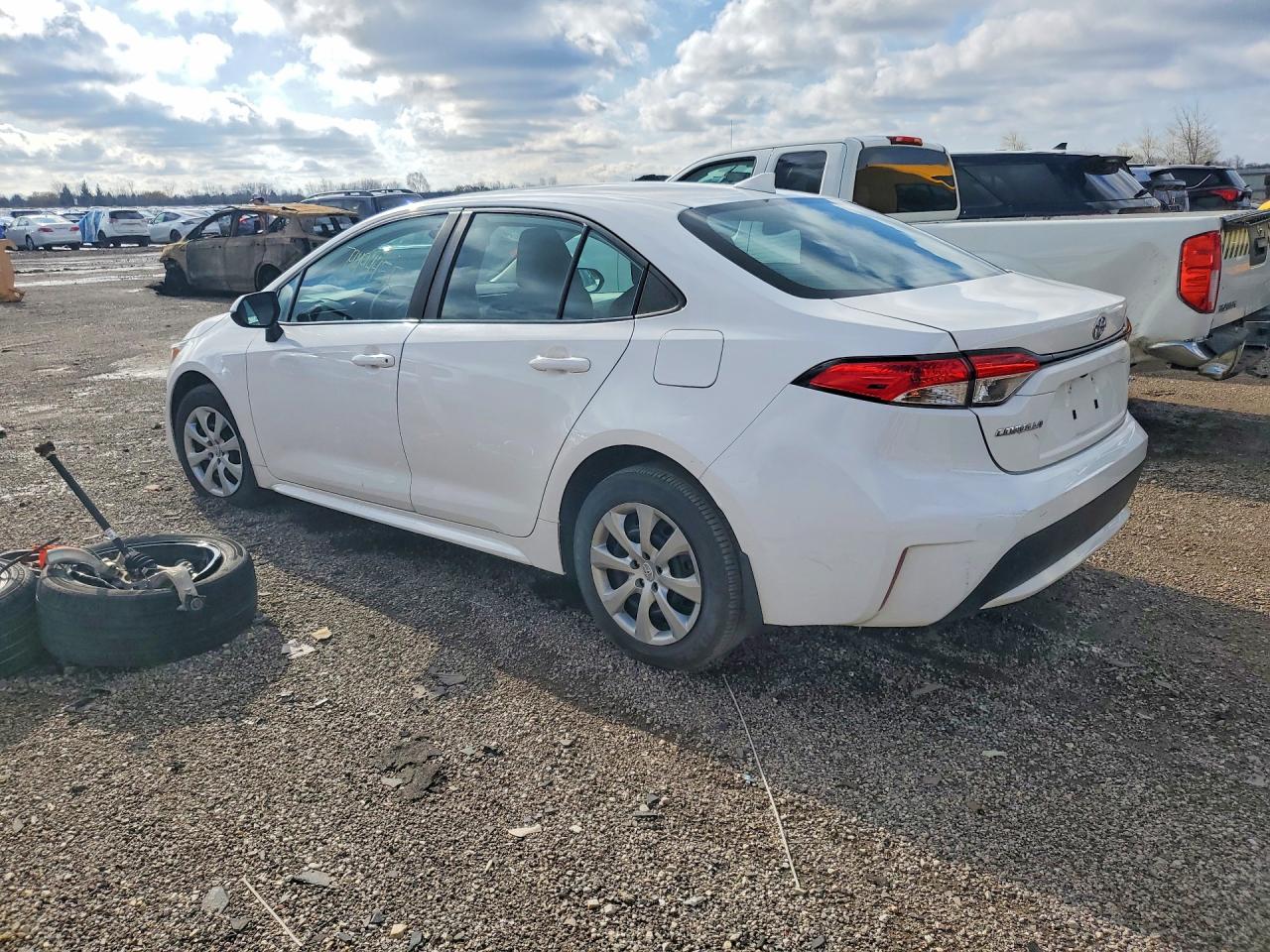 2021 TOYOTA COROLLA LE photo 3