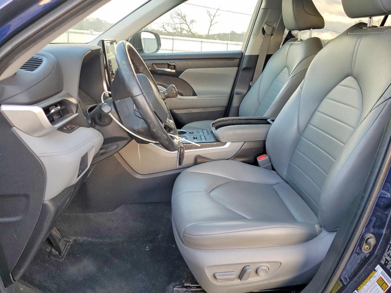 2022 TOYOTA HIGHLANDER XLE photo 13