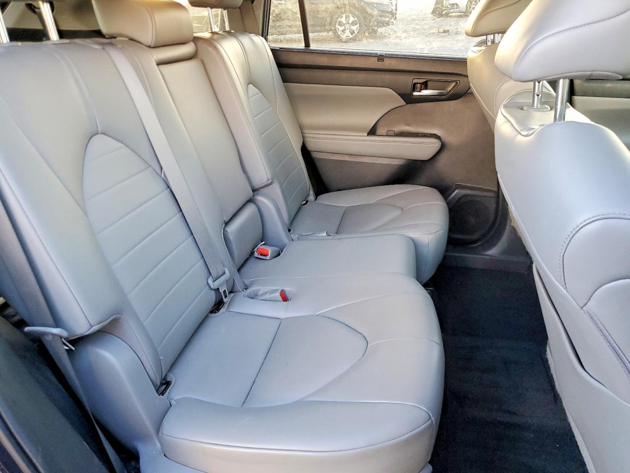 2022 TOYOTA HIGHLANDER XLE photo 21