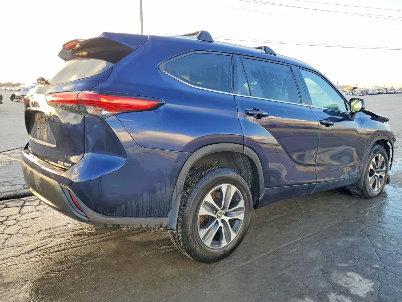 2022 TOYOTA HIGHLANDER XLE photo 5
