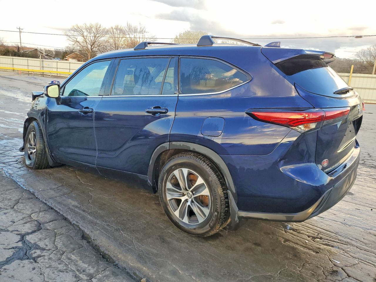 2022 TOYOTA HIGHLANDER XLE photo 3