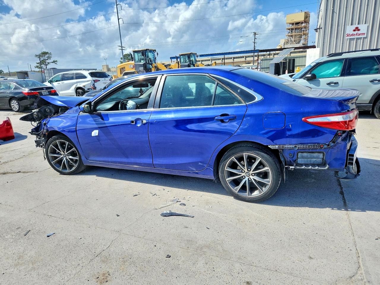 2015 TOYOTA CAMRY SE photo 2