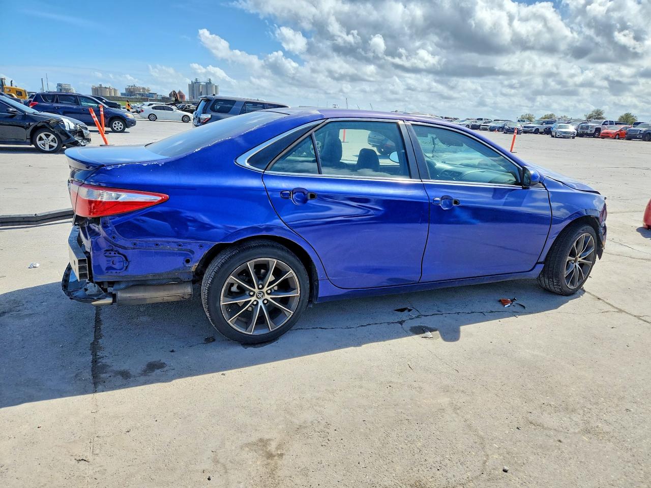 2015 TOYOTA CAMRY SE photo 3