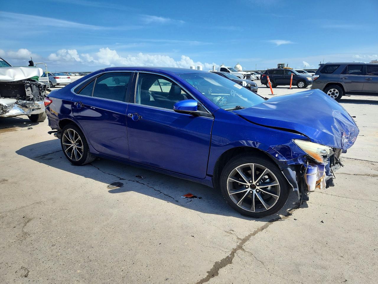 2015 TOYOTA CAMRY SE photo 4