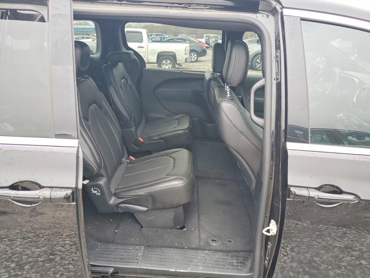 2025 CHRYSLER VOYAGER LX photo 31