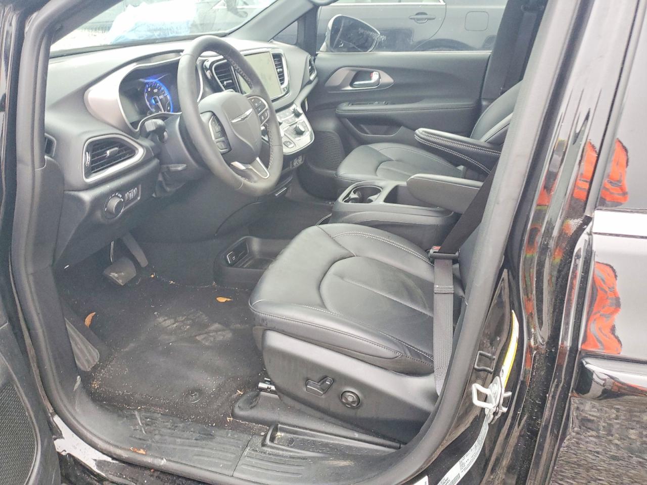 2025 CHRYSLER VOYAGER LX photo 19