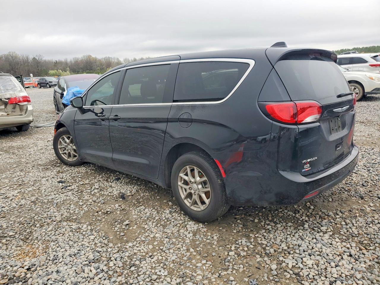 2025 CHRYSLER VOYAGER LX photo 4