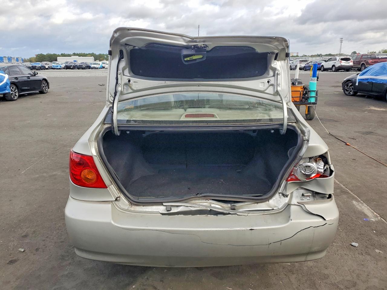 2004 TOYOTA COROLLA LE photo 6