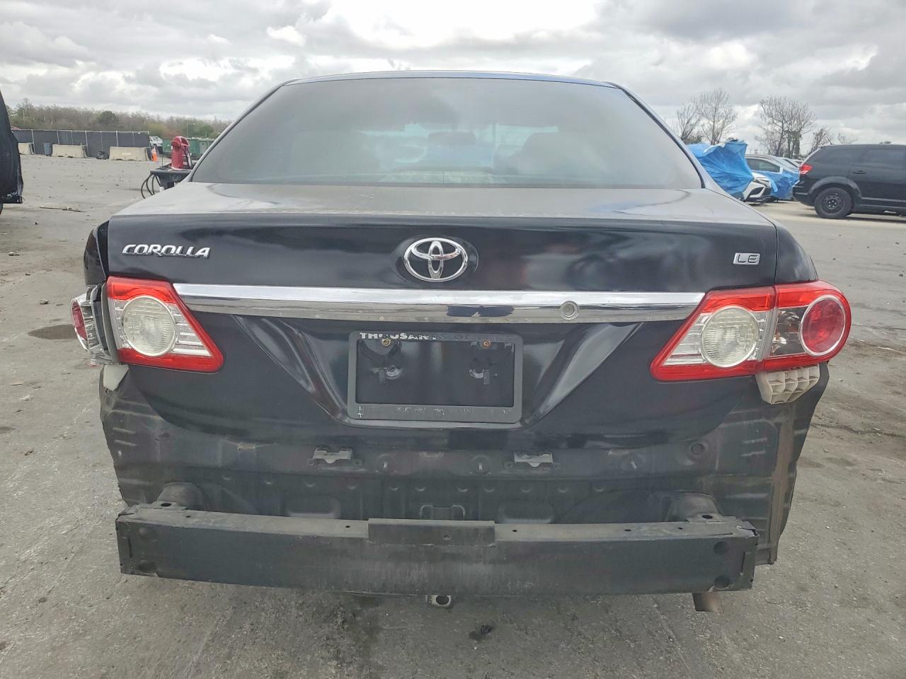 2013 TOYOTA COROLLA LE photo 11