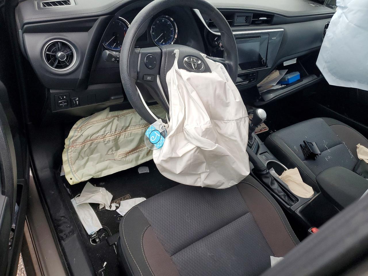 2017 TOYOTA COROLLA LE photo 22