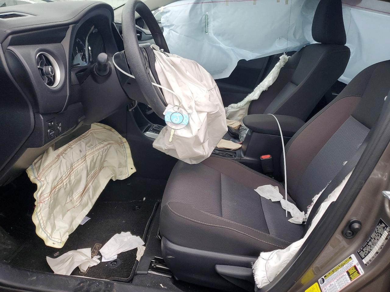 2017 TOYOTA COROLLA LE photo 19