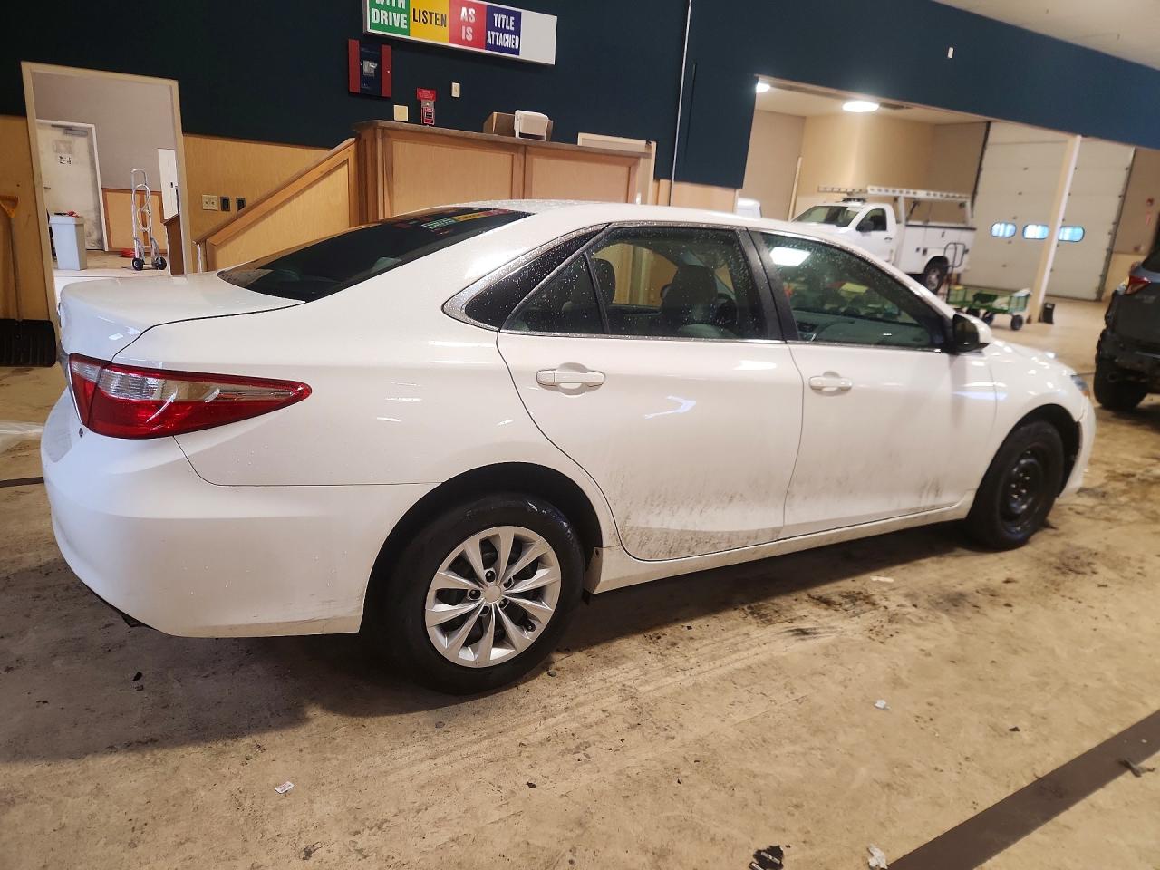 2017 TOYOTA CAMRY LE photo 5