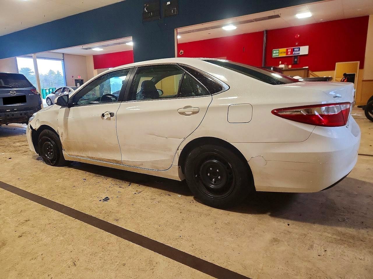2017 TOYOTA CAMRY LE photo 3