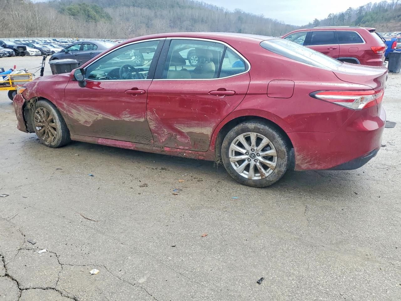 2018 TOYOTA CAMRY LE photo 3