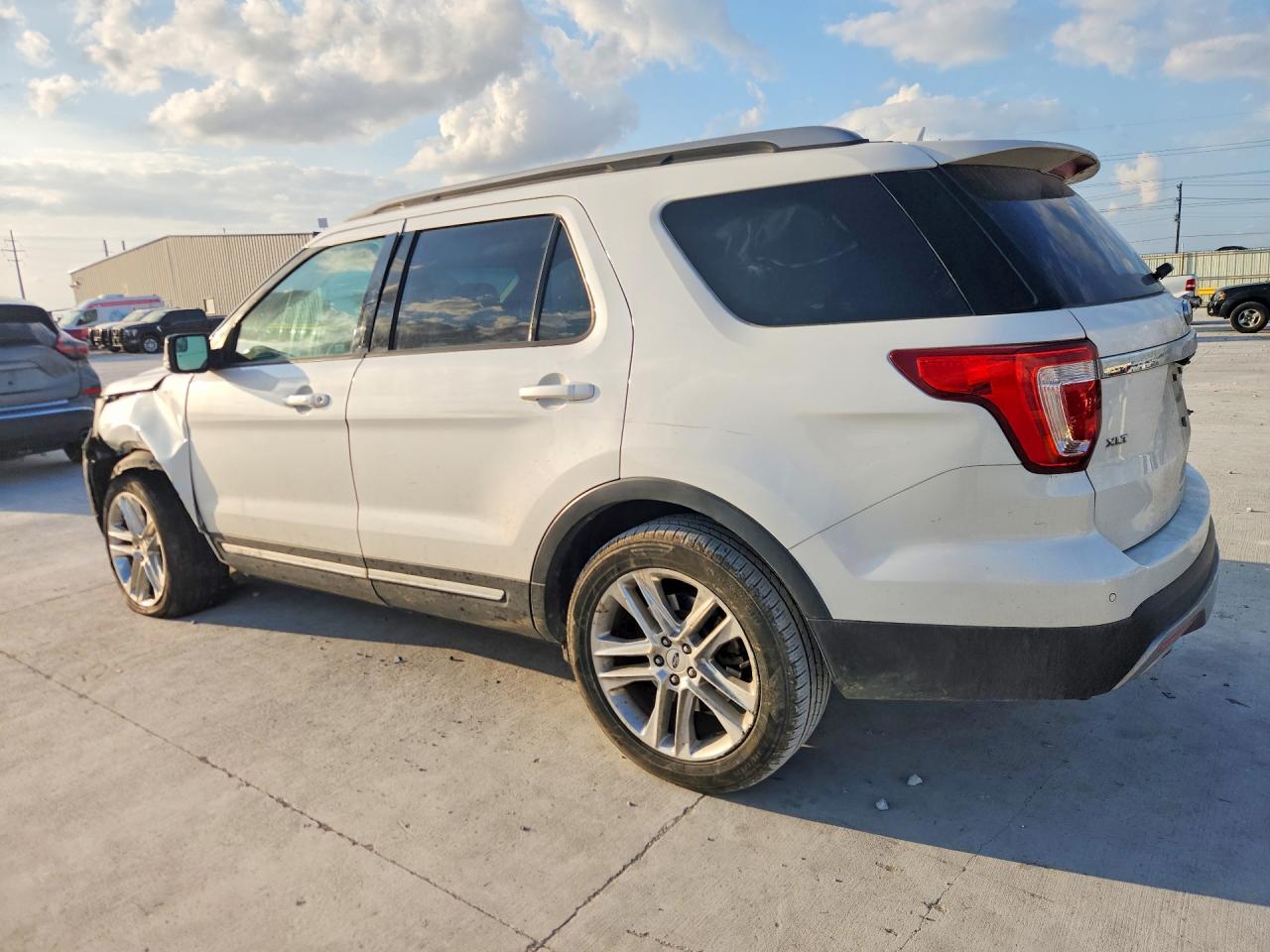 2016 FORD EXPLORER XLT photo 3
