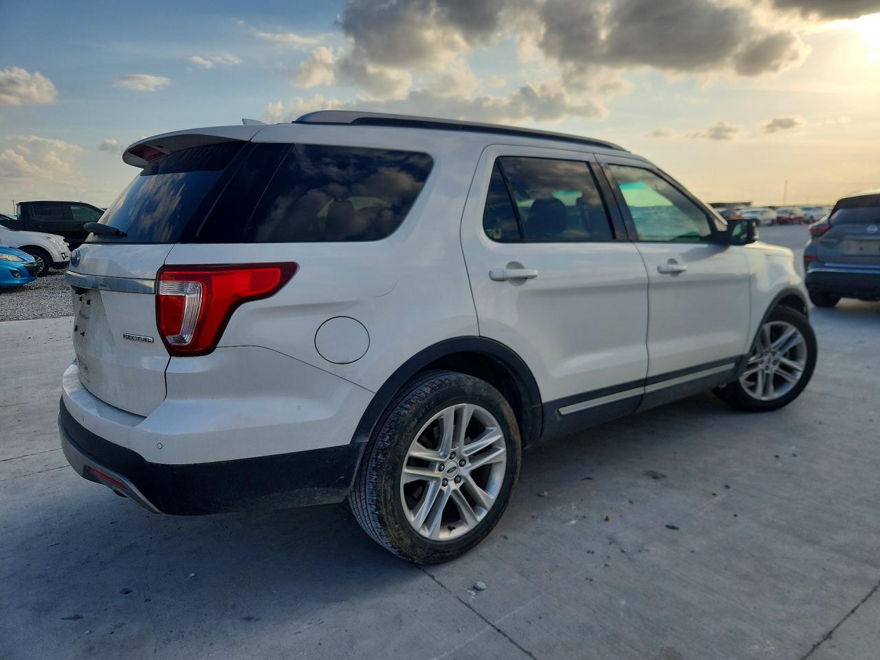 2016 FORD EXPLORER XLT photo 5