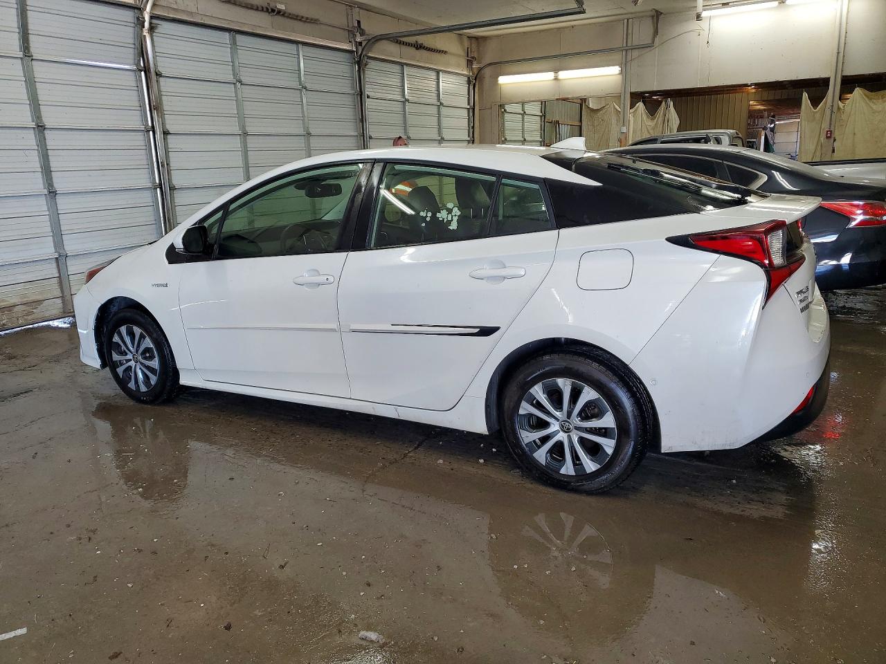 2019 TOYOTA PRIUS XLE AWD-E photo 2