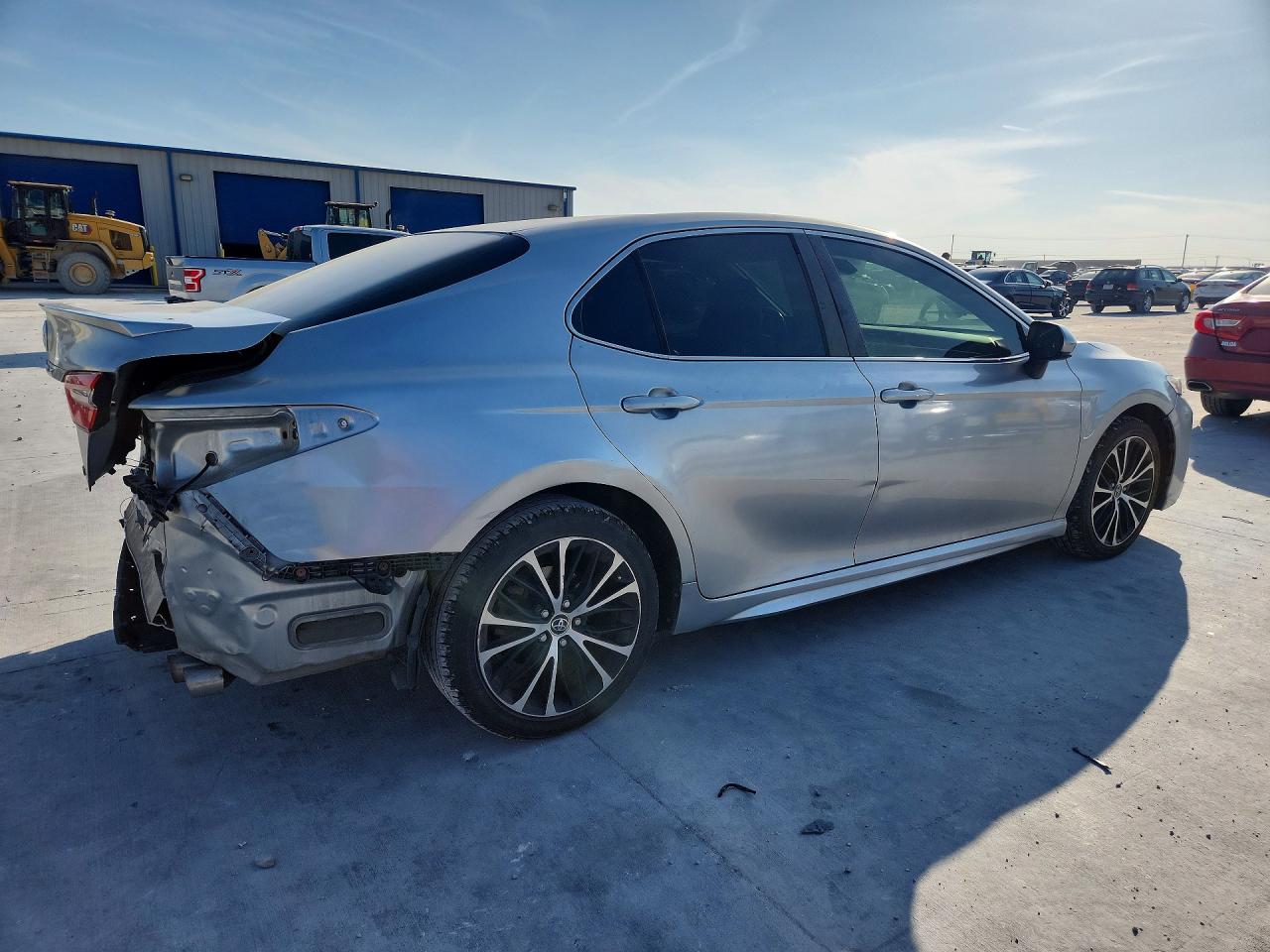 2018 TOYOTA CAMRY SE photo 5
