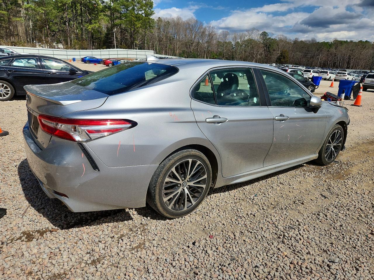 2020 TOYOTA CAMRY SE photo 7