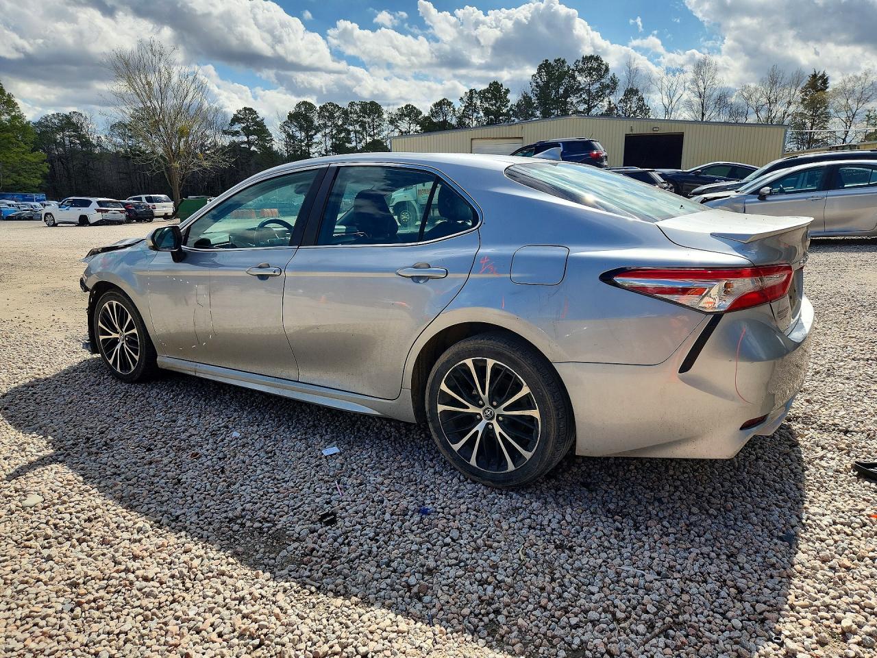 2020 TOYOTA CAMRY SE photo 4
