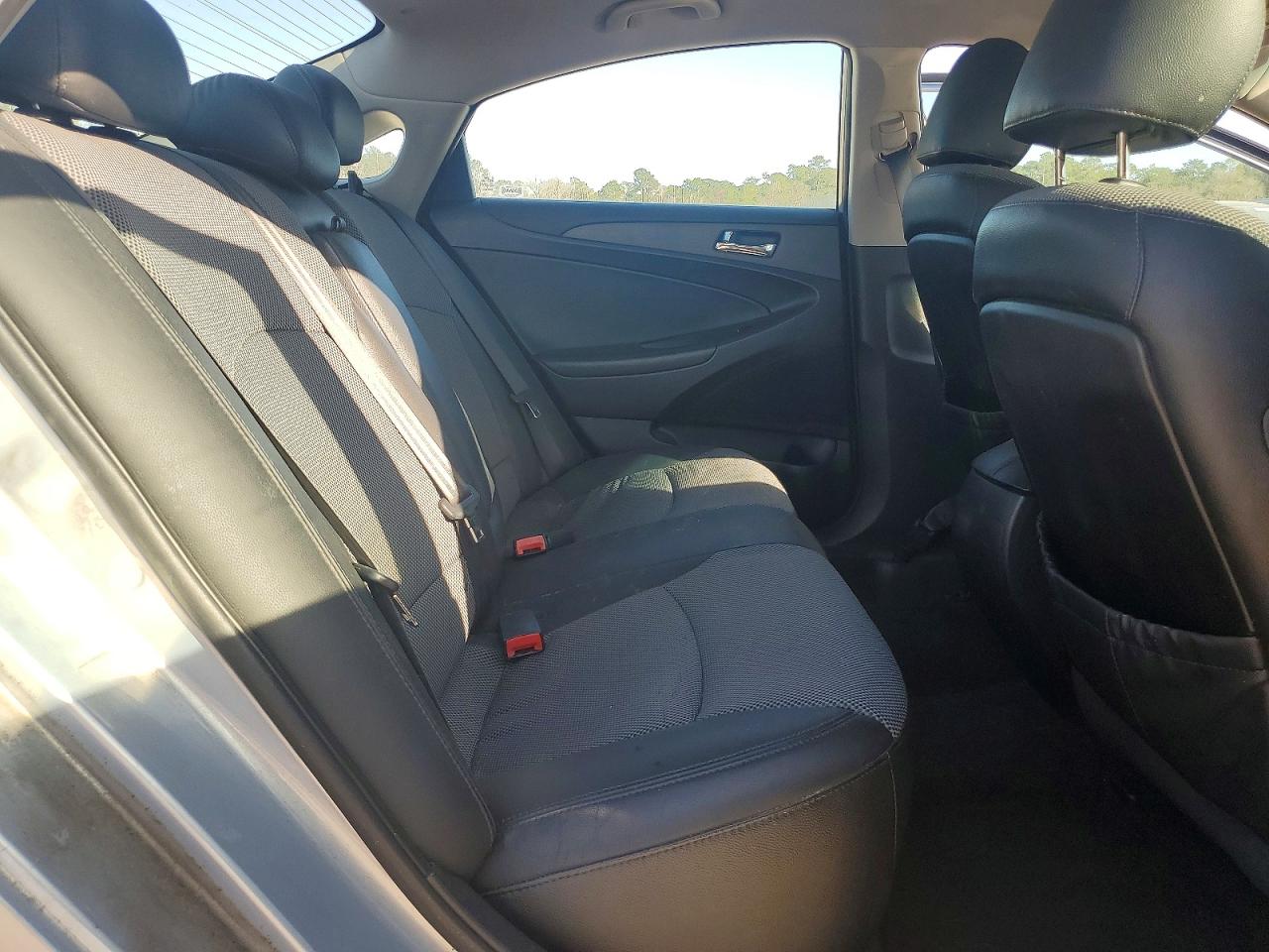 2011 HYUNDAI SONATA SE photo 19