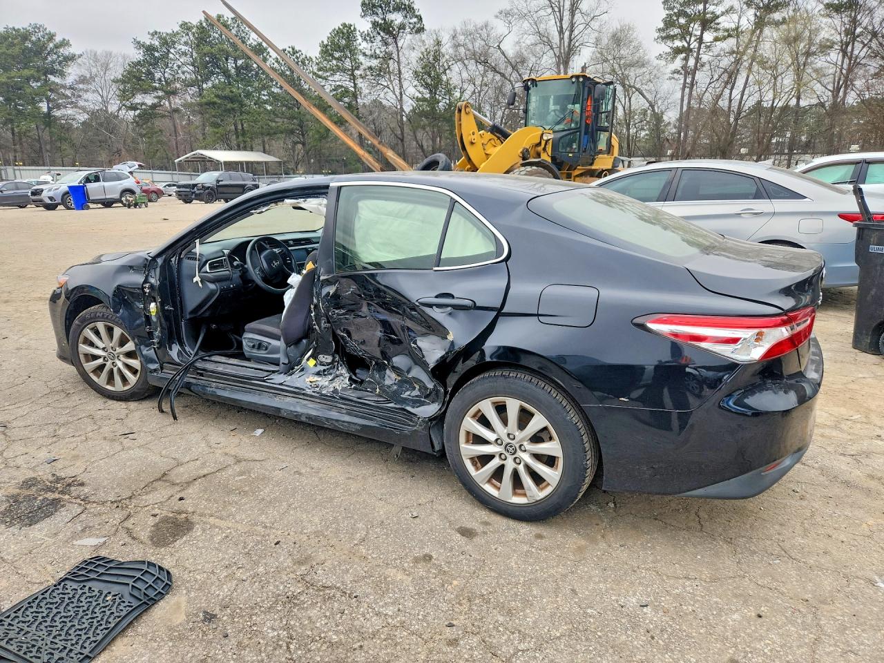2018 TOYOTA CAMRY LE photo 4