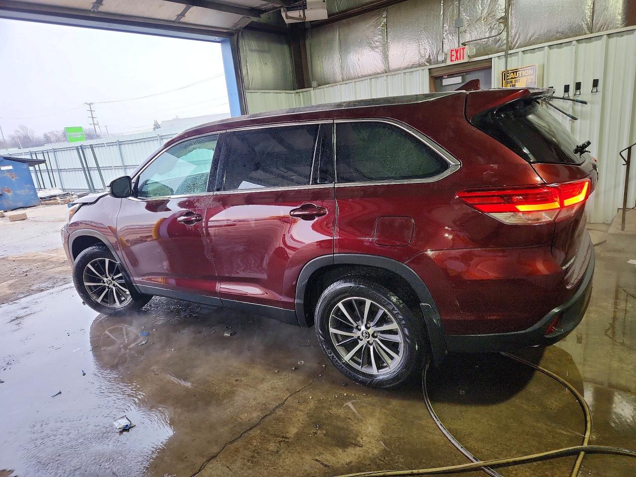 2019 TOYOTA HIGHLANDER XLE photo 3