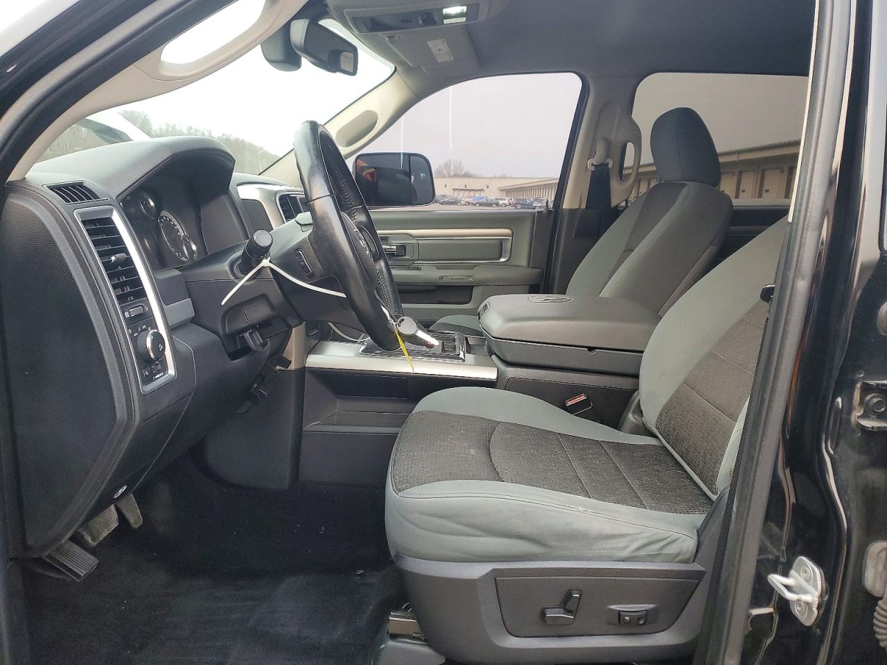 2013 RAM 1500 SLT photo 13