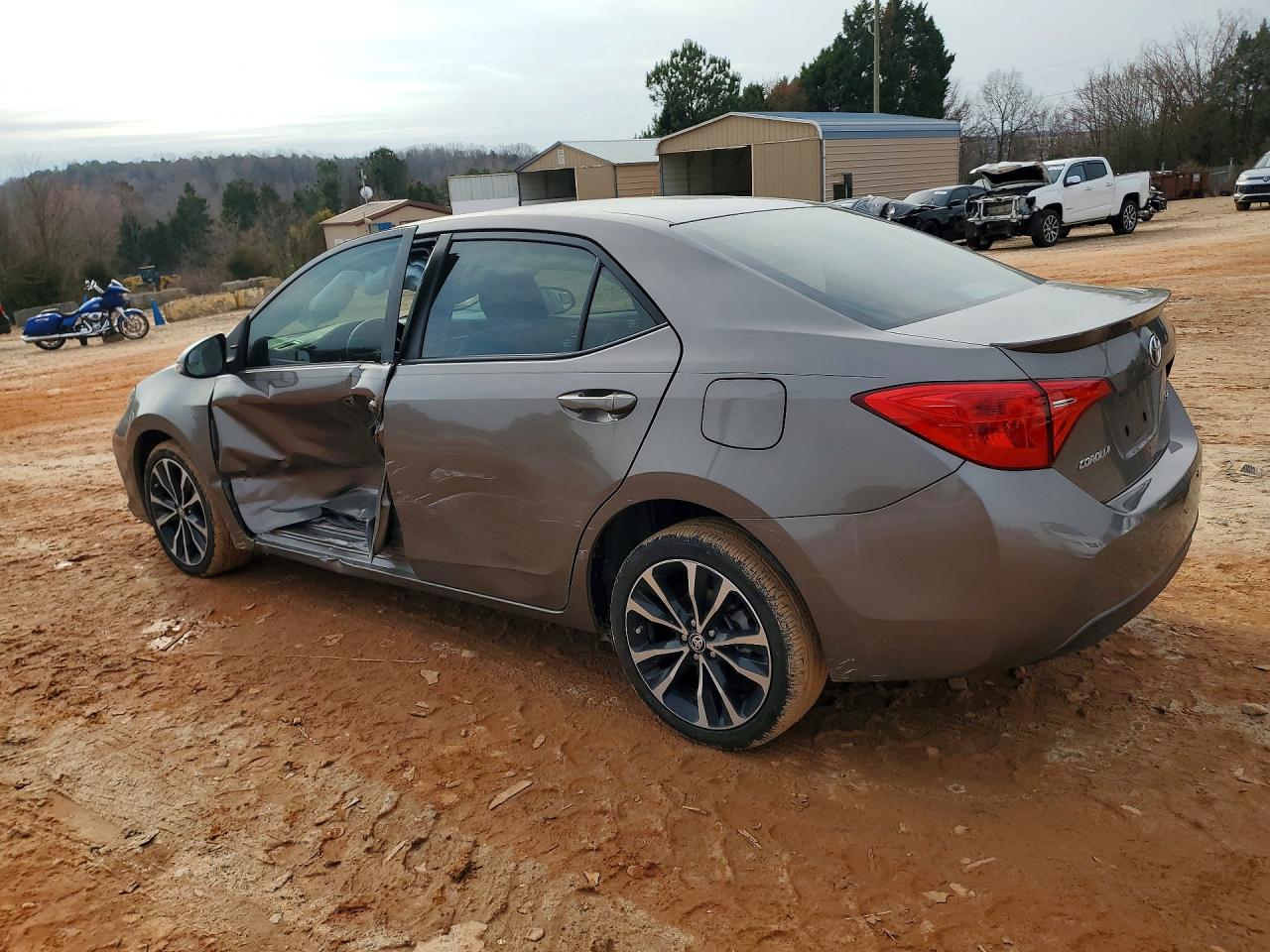 2017 TOYOTA COROLLA SE photo 3