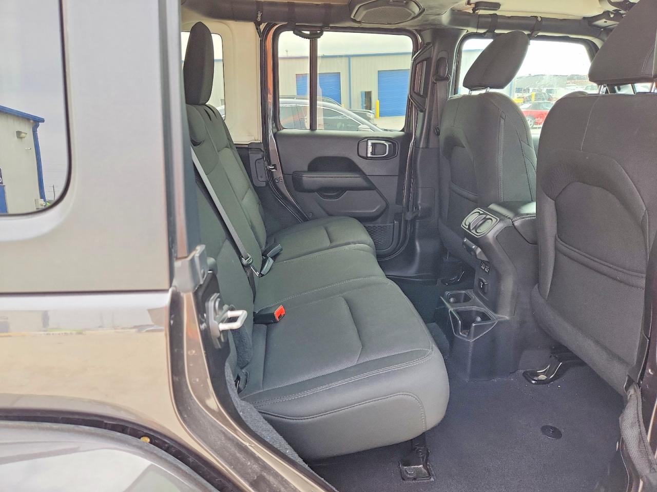 2019 JEEP WRANGLER UNLIMITED SAHARA photo 31