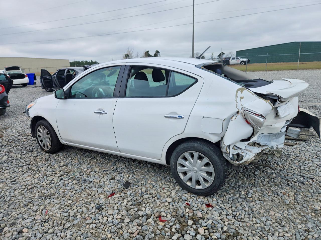 2019 NISSAN VERSA SV photo 3