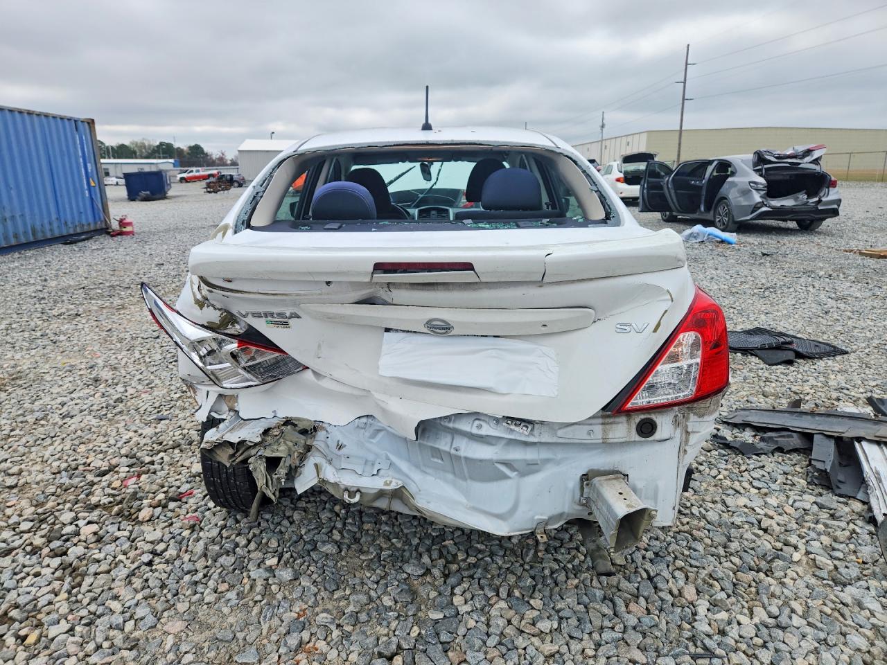 2019 NISSAN VERSA SV photo 11