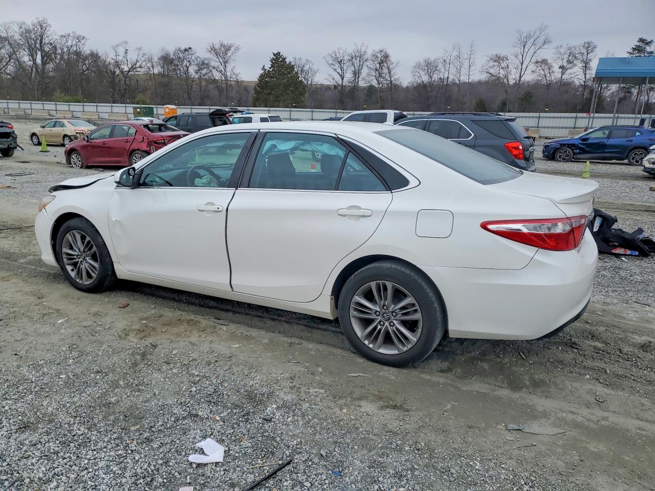 2017 TOYOTA CAMRY SE photo 3