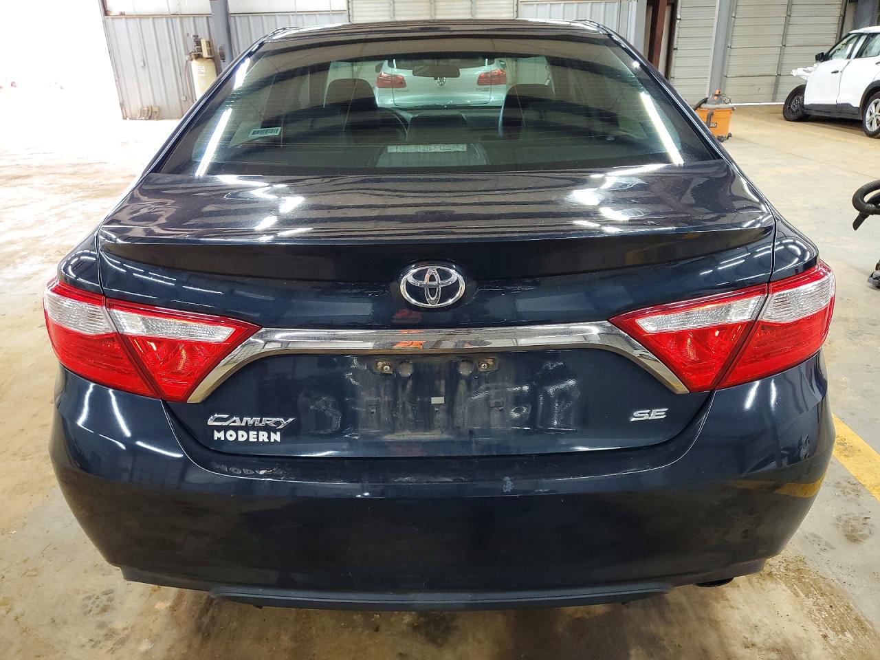 2016 TOYOTA CAMRY SE photo 16