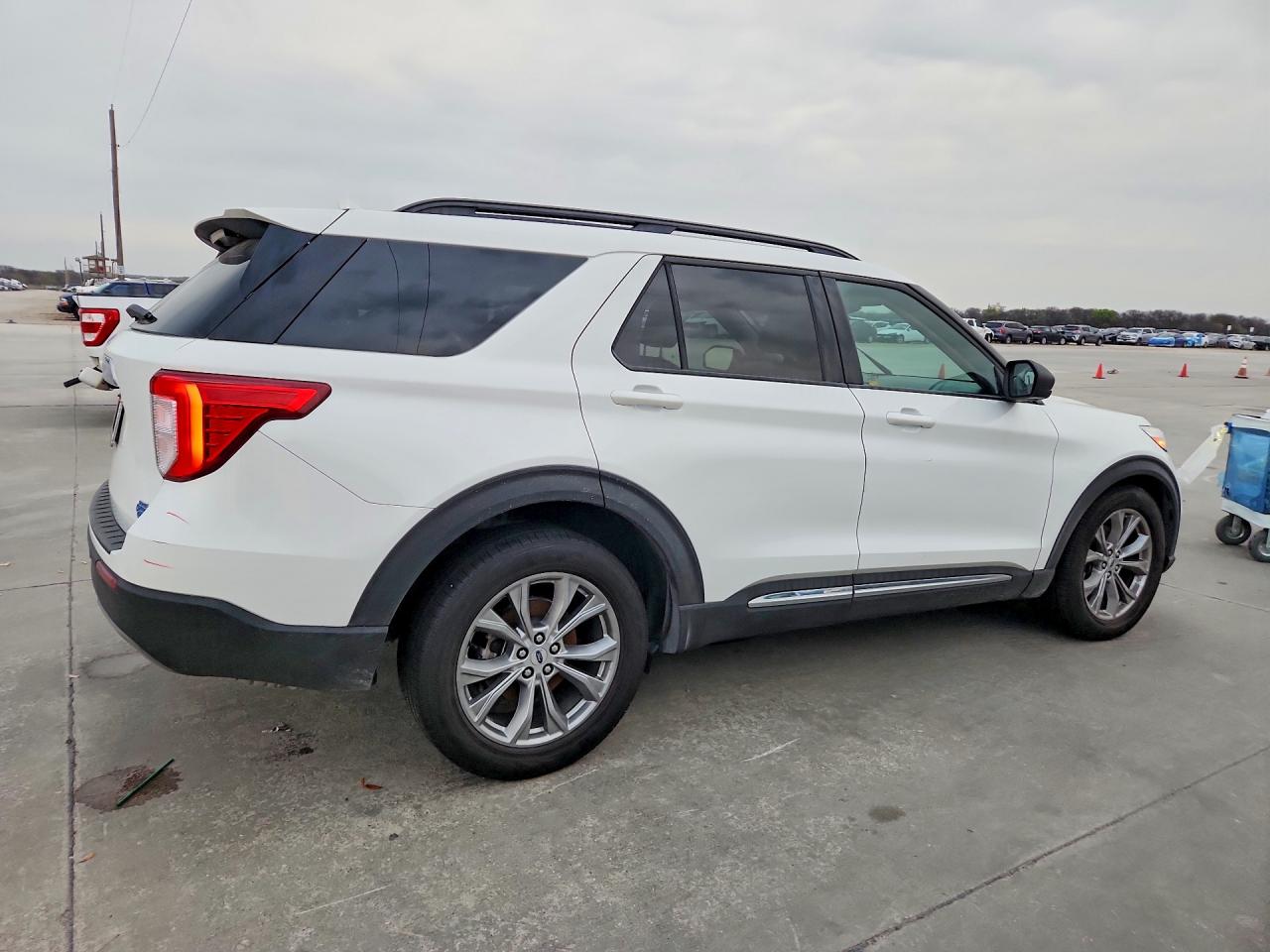 2023 FORD EXPLORER XLT photo 5